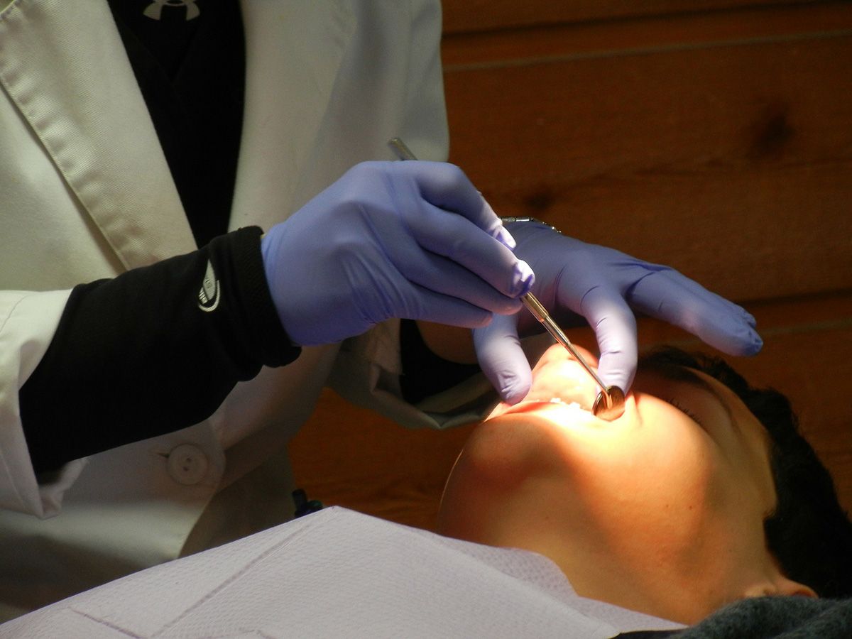 Comment soulager la douleur causée par la pose d’un appareil dentaire ?