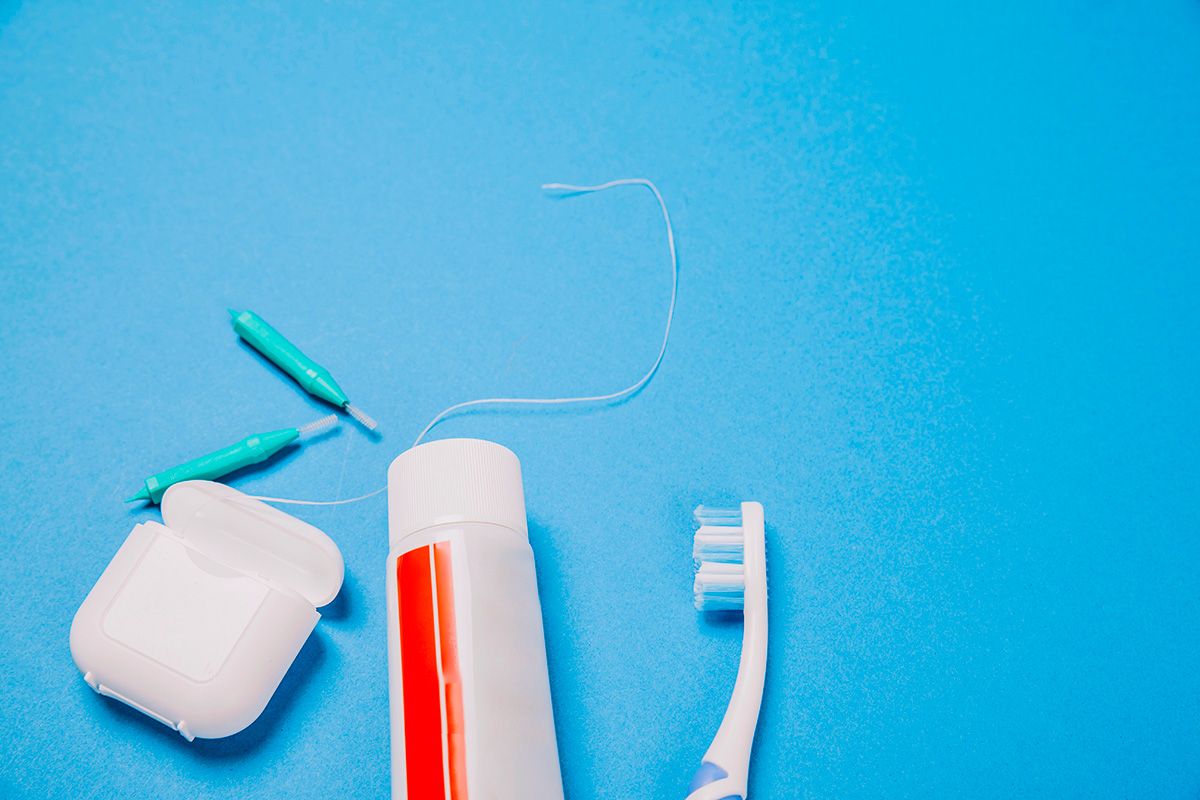 Trousse d’entretien dentaire à avoir avec soi quand on part en vacances